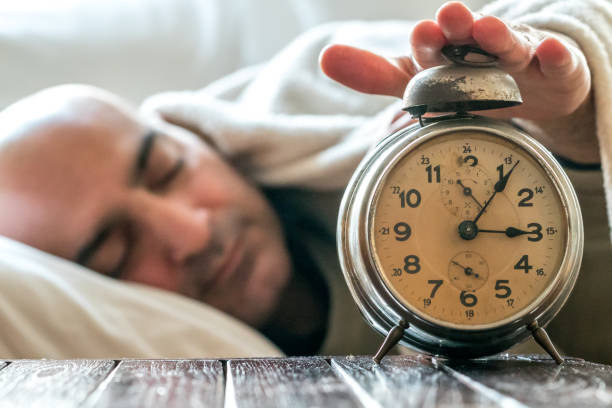Homem acordando motivado com despertador